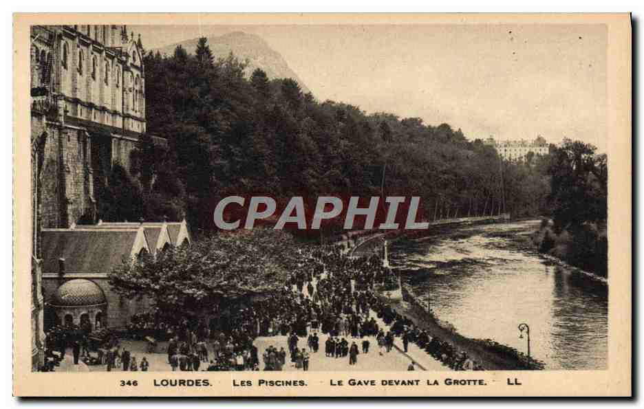 CPA Lourdes Les piscines Le Gave devant la grotte