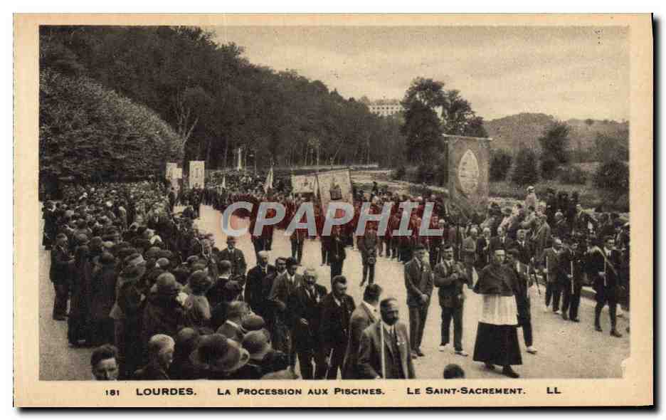 CPA Lourdes La Procession Aux Piscines Le Saint Sacrement