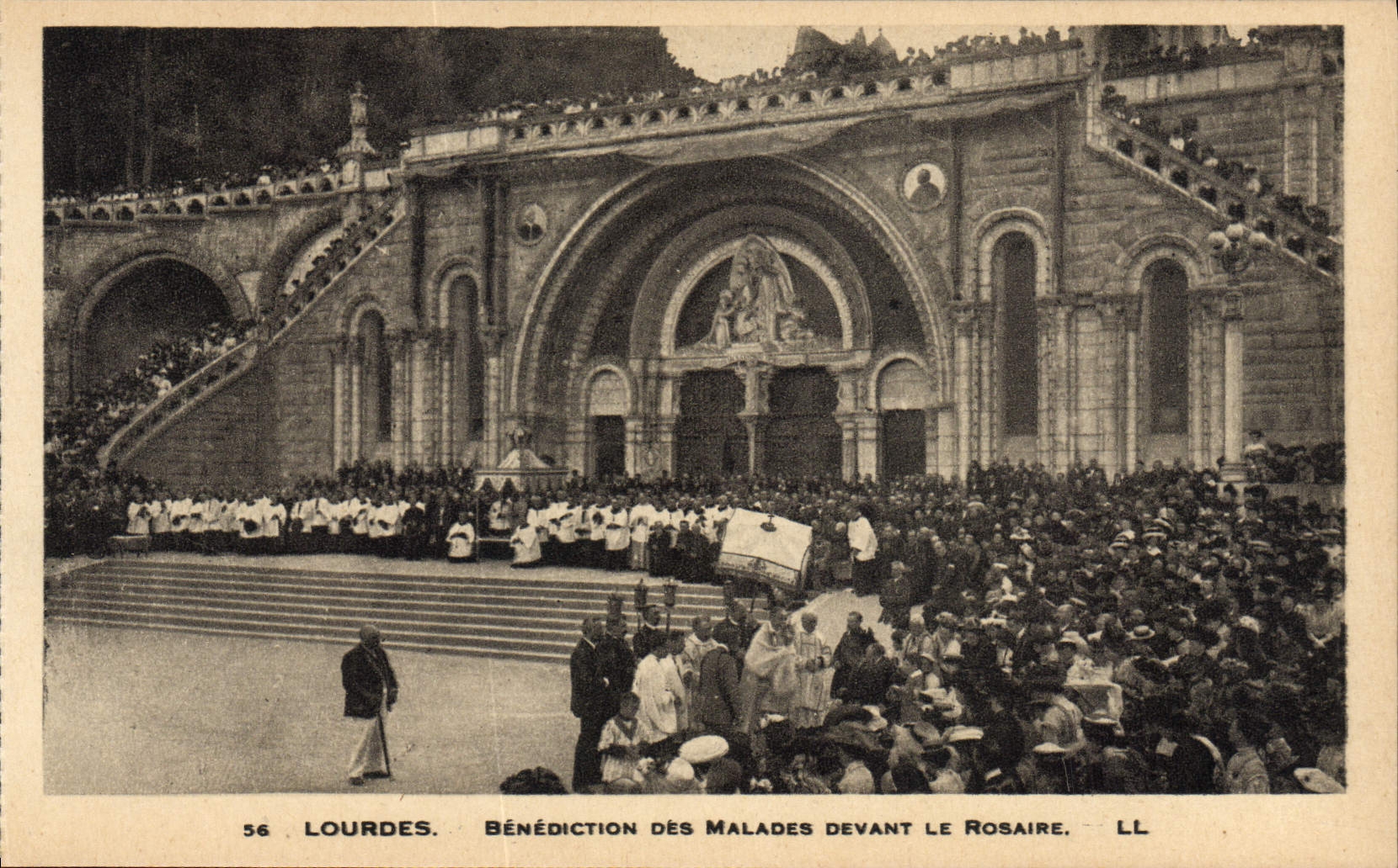 CPA Lourdes Benediction des malades devant le rosaire