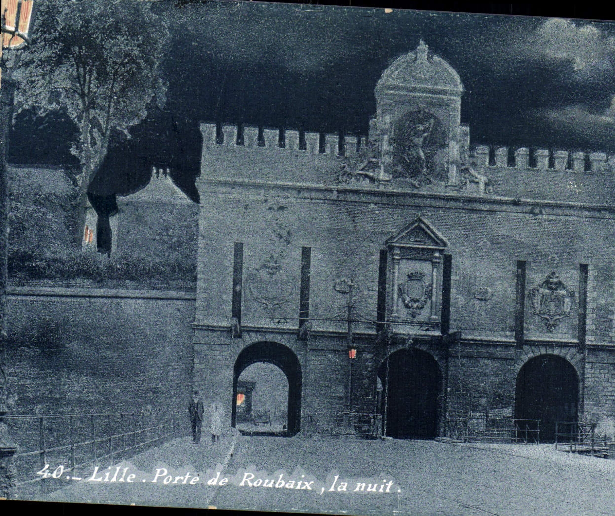 CPA Lille Porte de Roubaix la nuit
