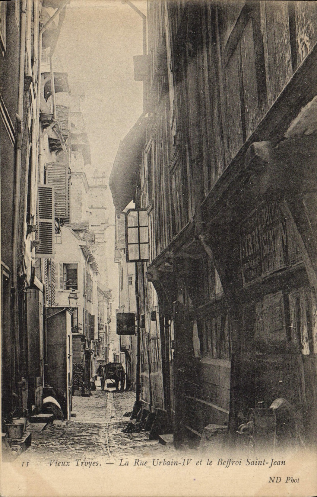 Vieux Troyes — La Rue Urbain-IV et le Beffroi Saint-Jean — ND Phot