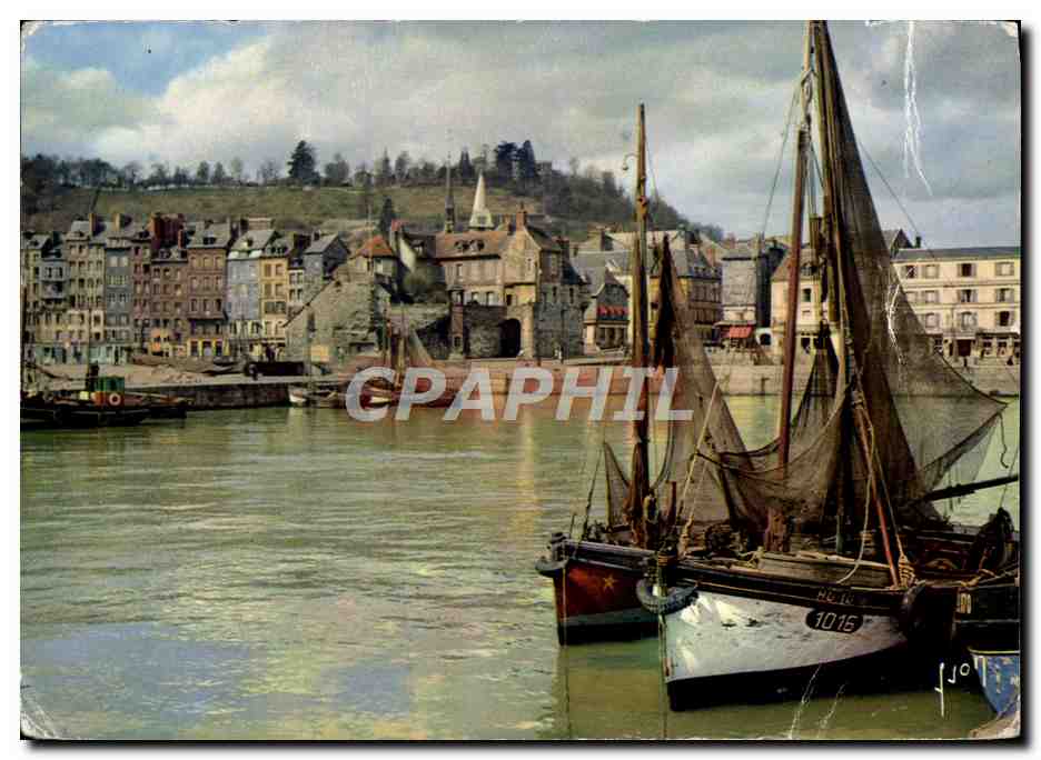CPM Honfleur Le Port et les Quais Beaulieu et Fostin Bateaux