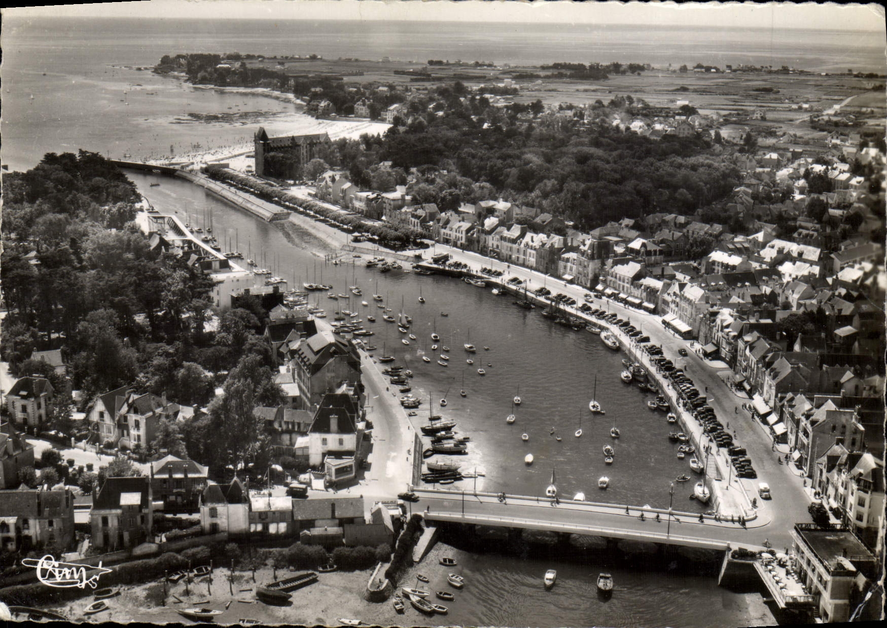 CPM Le Pouliguen Vue aerienne Le port et la plage 