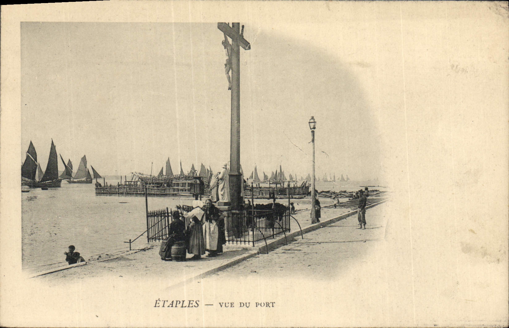 CPA Etaples Vue Du Port Bateaux