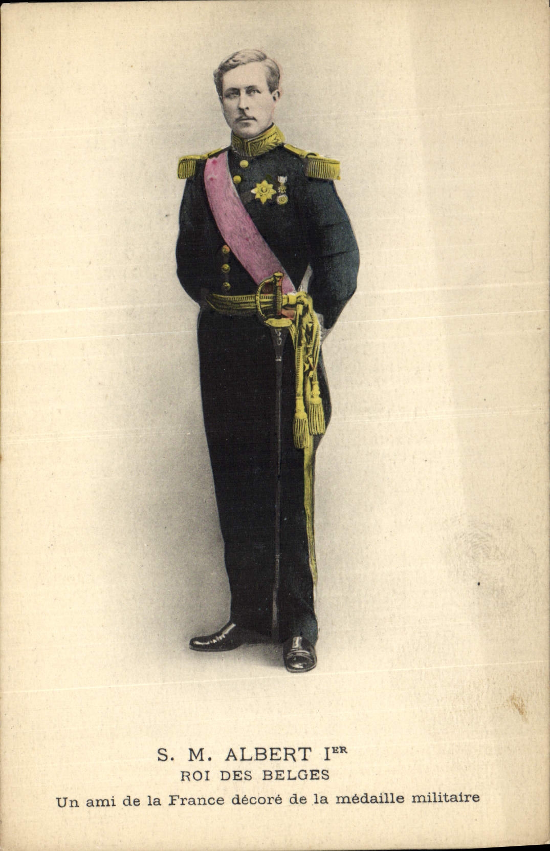 S.M. Albert Ier — Roi des Belges — décoré de la médaille militaire