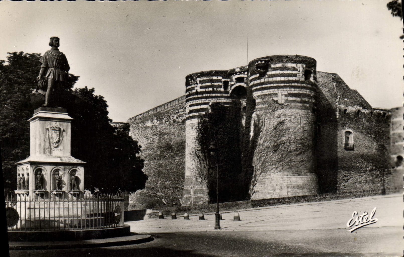 CPM Angers Le Chateau Et La Statue Du Roi Rene
