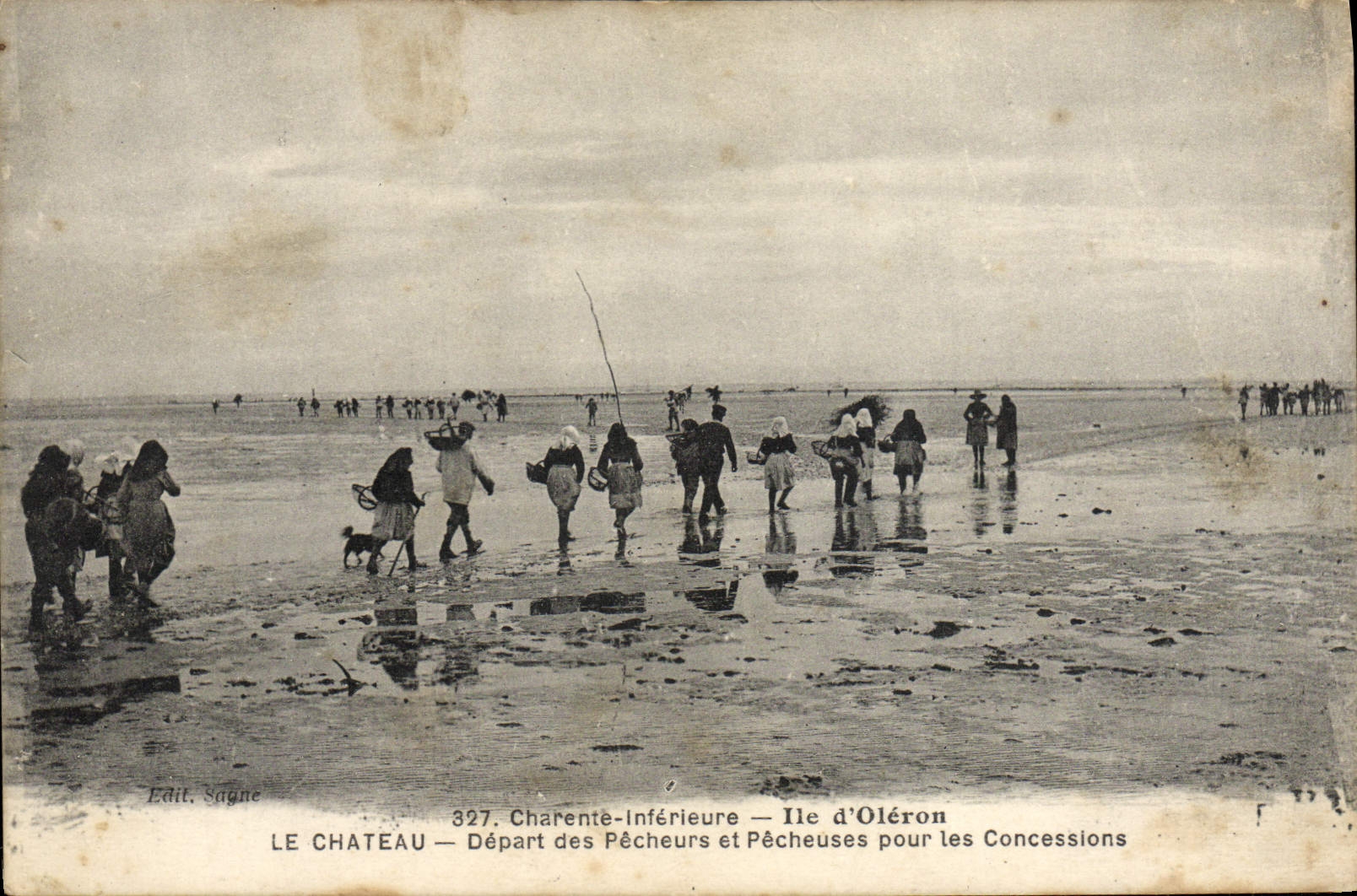 CPA Ile D'Oleron Le chateau Depart des pecheurs et pecheuses pour les Concessions