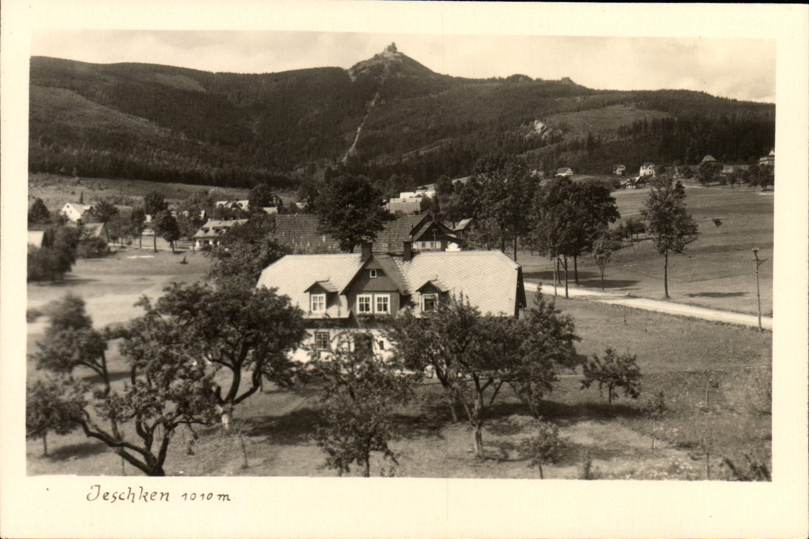 Jeschken 1010 m — vue panoramique avec maison et montagne en arrière-plan — éditeur F. Madla, Bromnitz - Recto