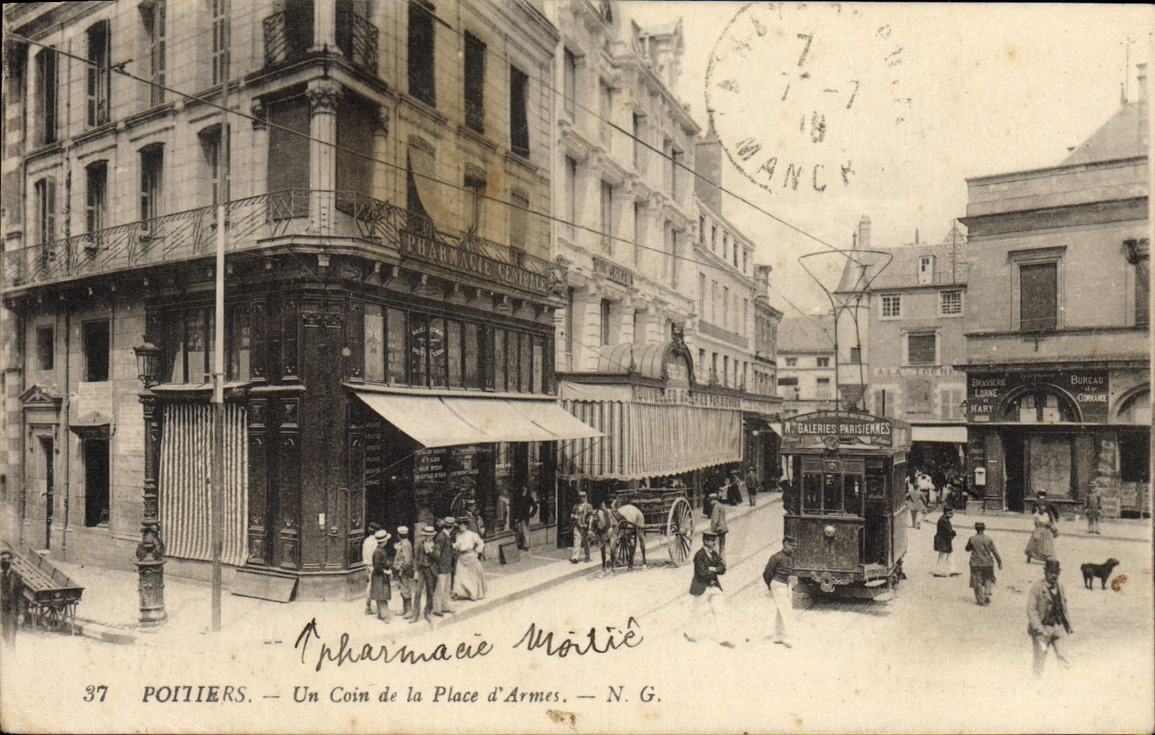 Poitiers — Un Coin de la Place d'Armes — N.G.