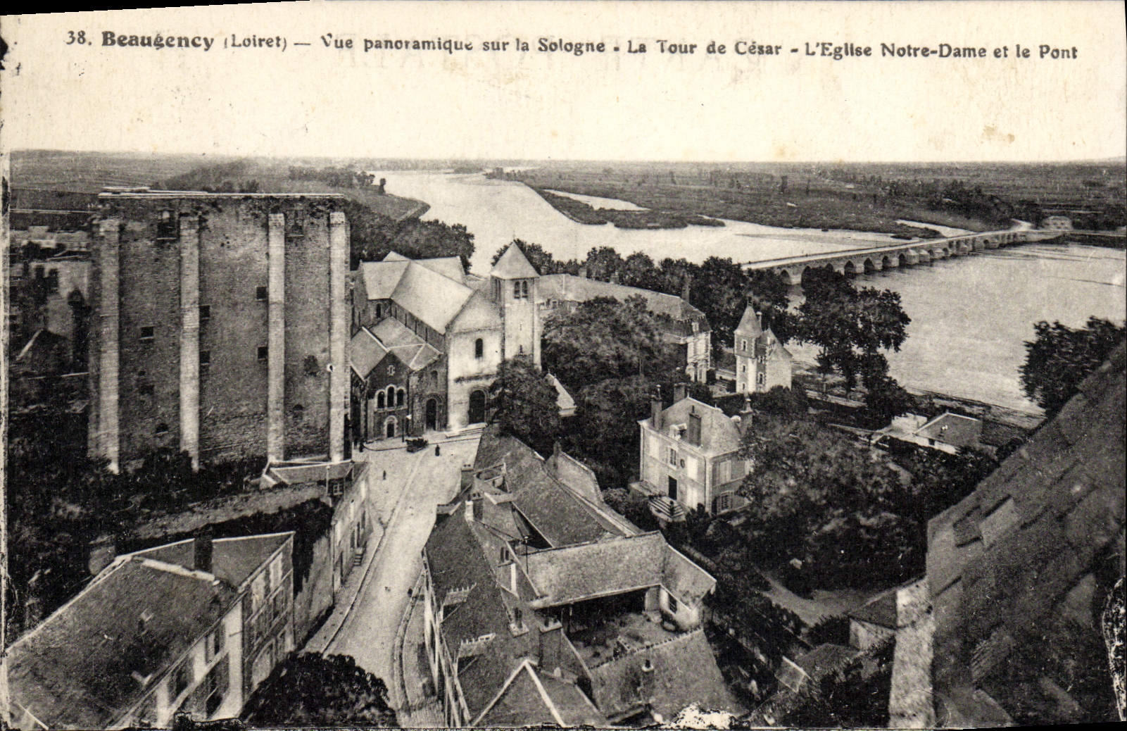 Beaugency (Loiret) — Vue panoramique sur la Sologne — La Tour de César — L'Église Notre-Dame et le Pont