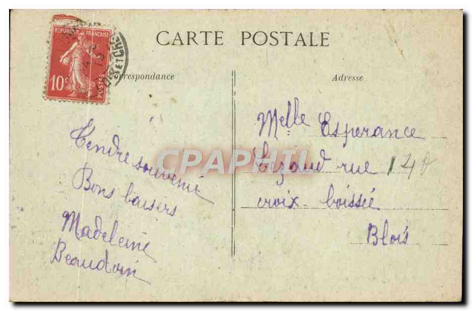 CPA Fougeres Sur Bievre Le Chateau Cour Interieure — Rückseite