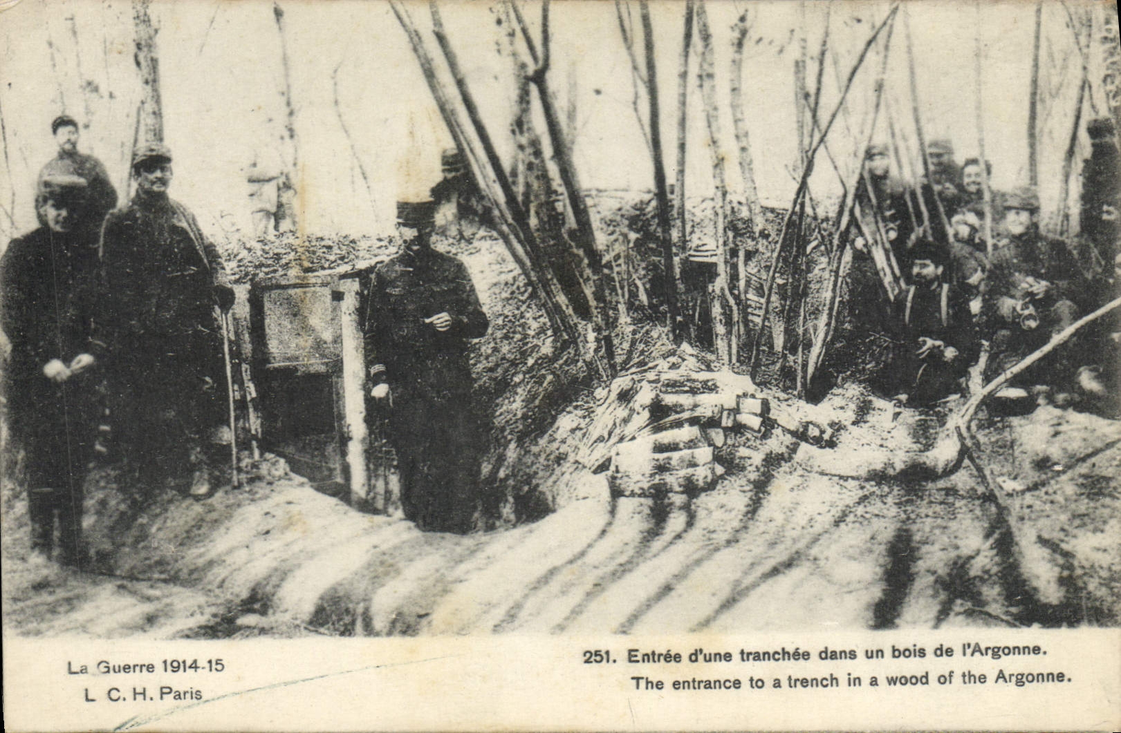 CPA entree d'une tranchee dans un bois de l'Argonne Militaria 