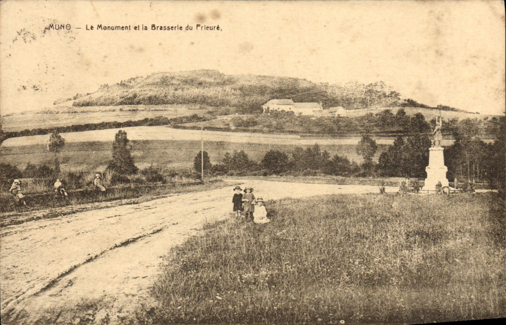 Muno — Le Monument et la Brasserie du Prileuré