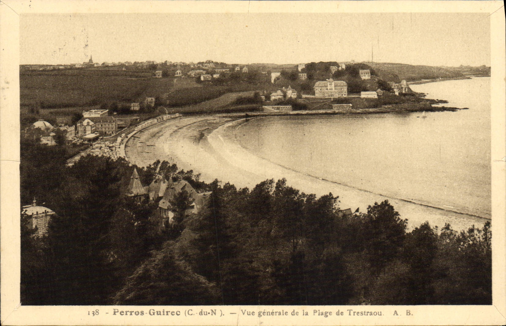 Perros-Guirec (C.-du-N.) — Vue générale de la Plage de Trestraou — A. B.