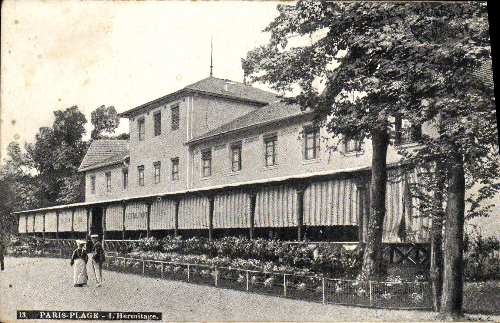 Paris-Plage - L'Hermitage — restaurant avec terrasse et parasols — éditeur L.V.C.