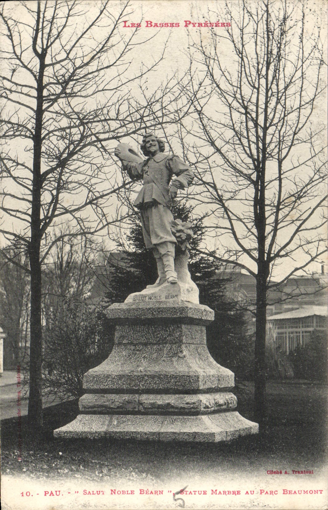 Pau - Statue marbre du 'Salut Noble Béarn' au parc Beaumont — Cliché A. Trantou