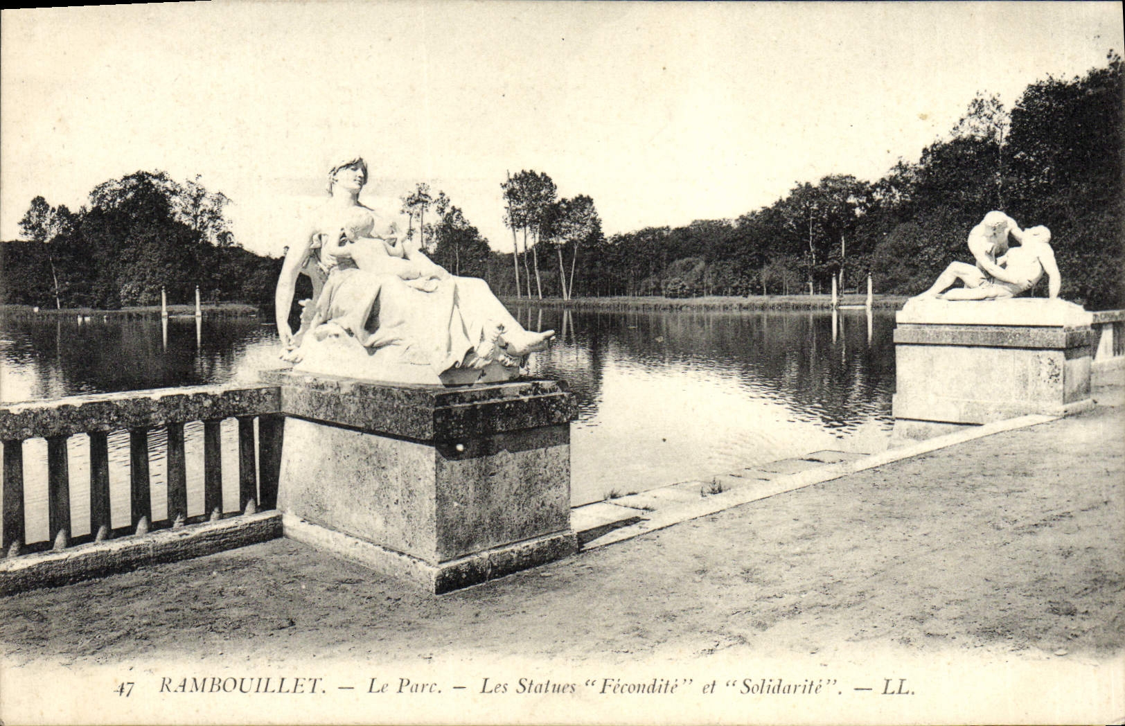 Rambouillet — Le Parc — Les Statues "Fécondité" et "Solidarité" — LL.