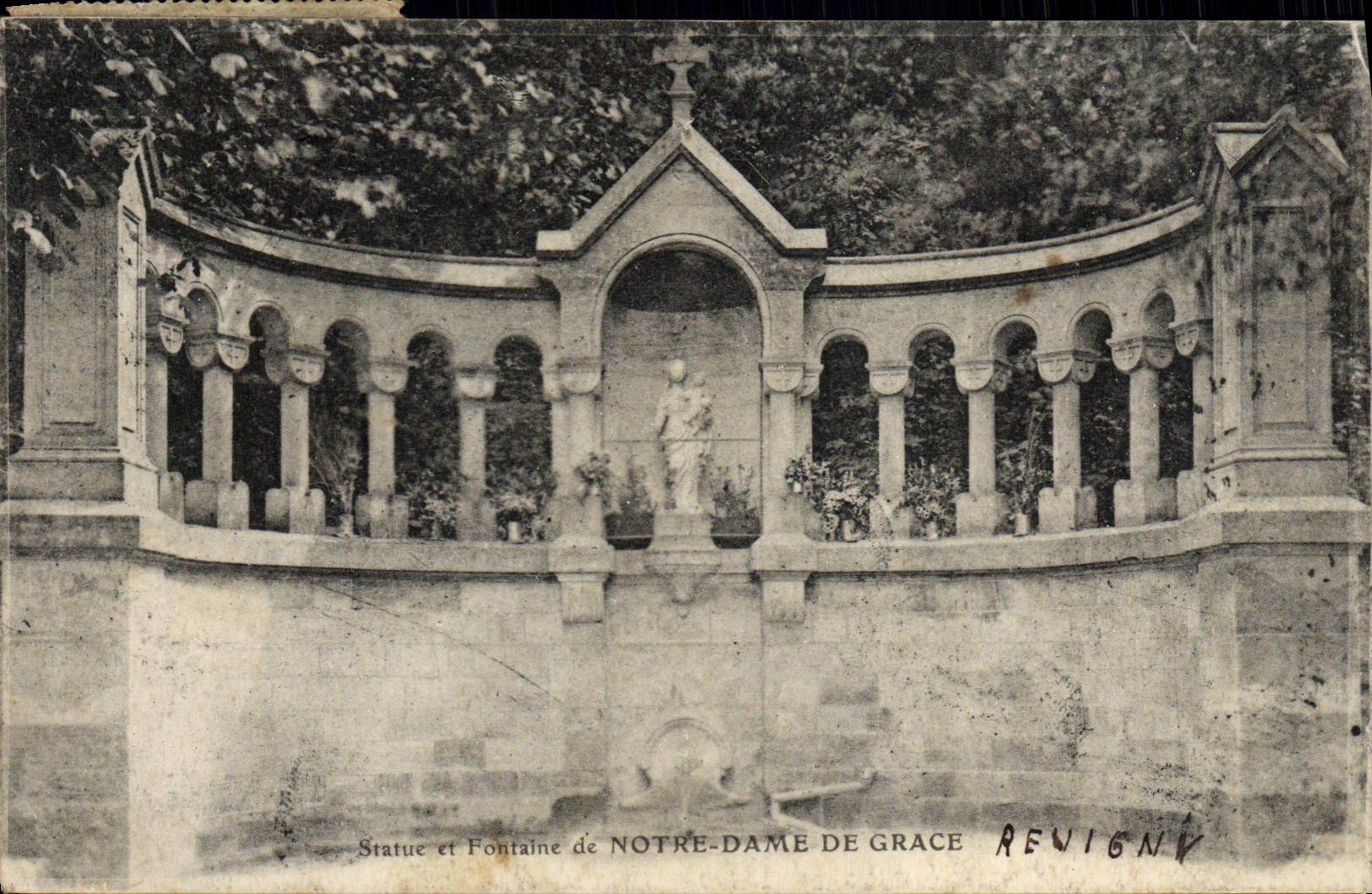 Statue et Fontaine de Notre-Dame de Grace — Revigny