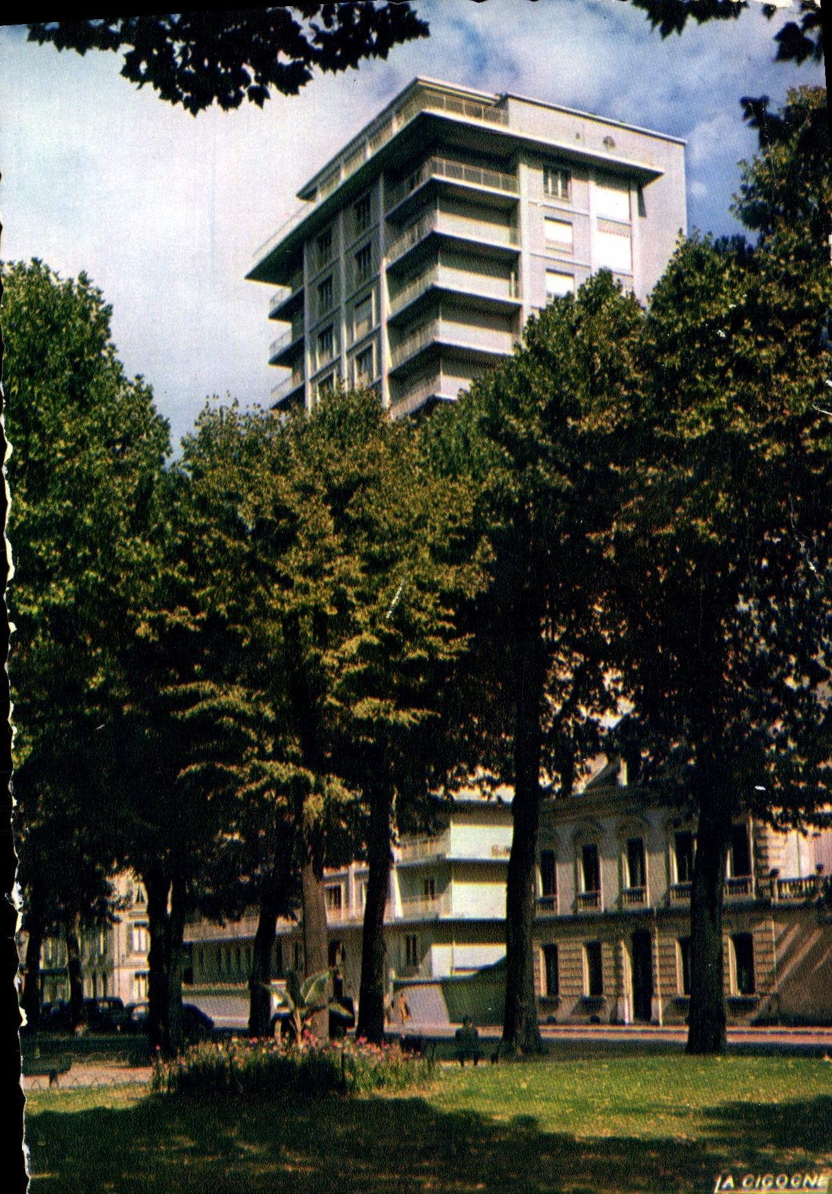 CPM Roanne Le Gratte Ciel Et Les Promenades