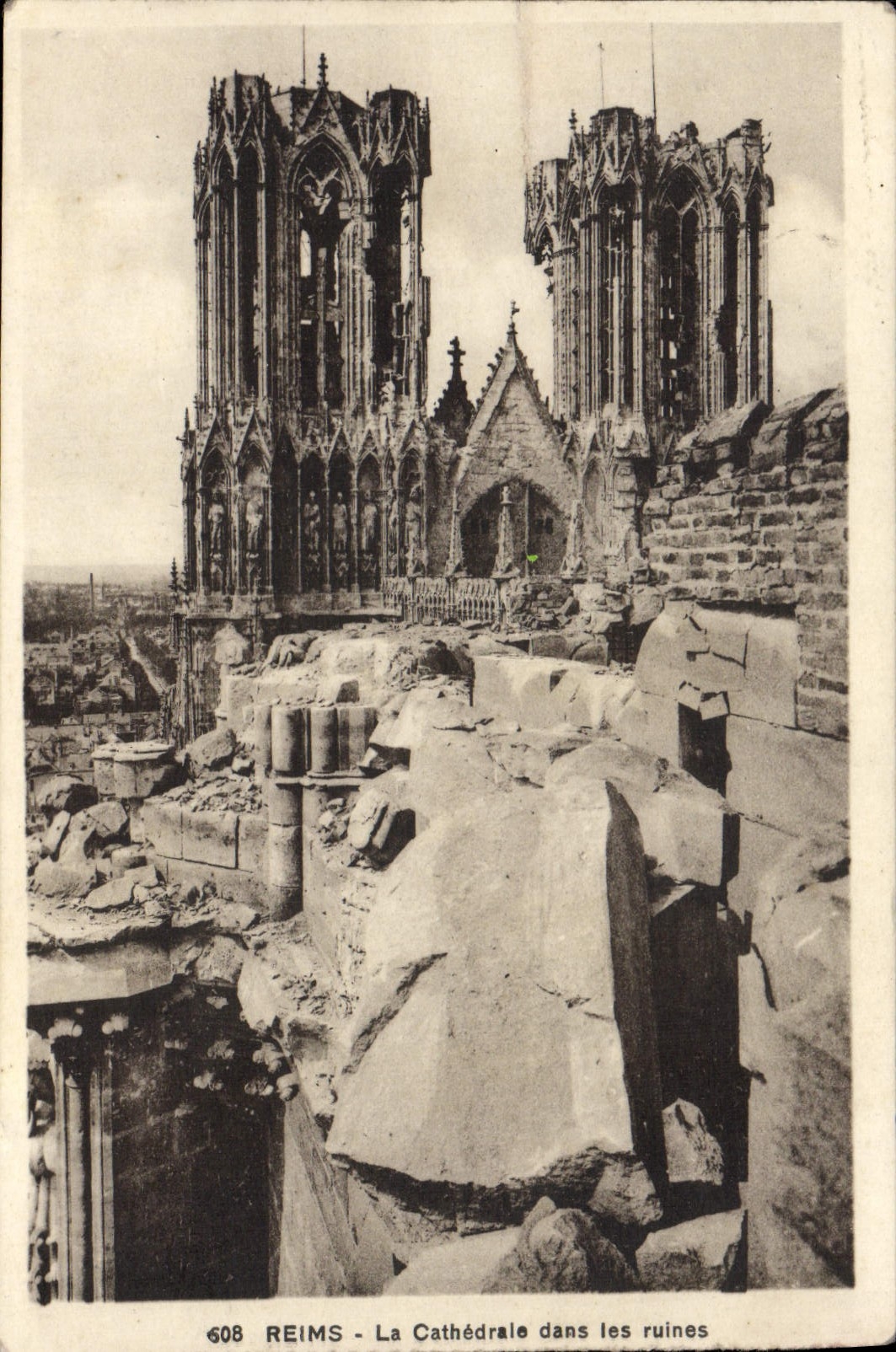 Reims - La Cathédrale dans les ruines — n° 608 — C° des Arts Photomécaniques