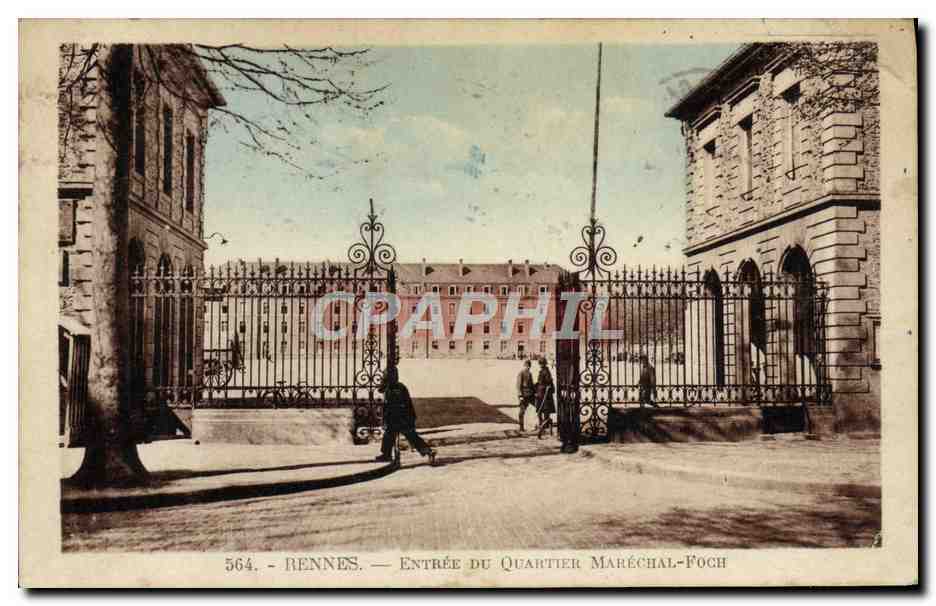 CPA Rennes Entree Du Quartier Marechal Foch Militaria