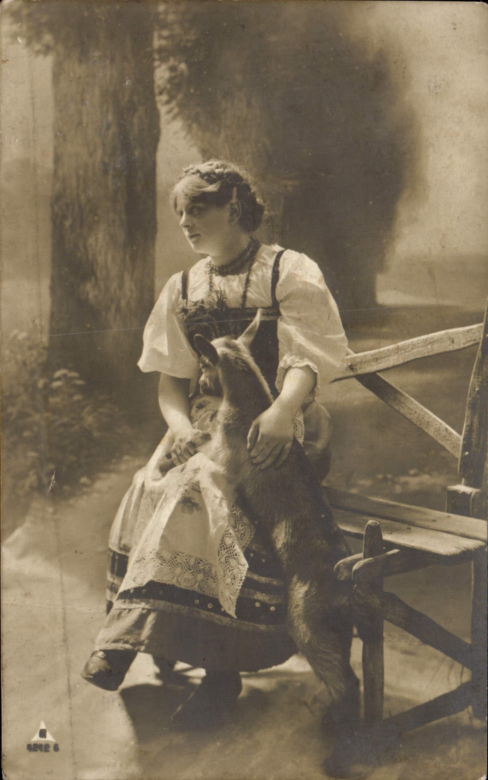 CPA Fantaisie Femme Chevre