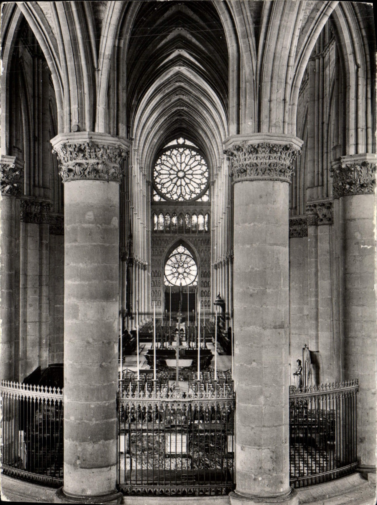 Reims (Marne) — La Cathédrale Notre-Dame (XIIIe s.) — La Nef vue du Chœur — Service Commercial des Monuments Historiques, Paris