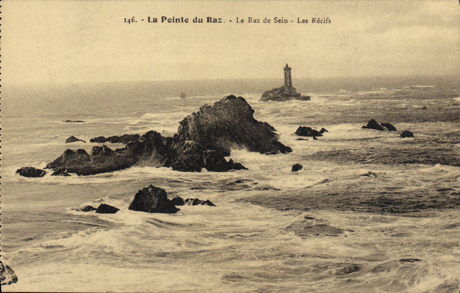 CPA La Pointe Du Raz Le Raz De Sein Les Recifs