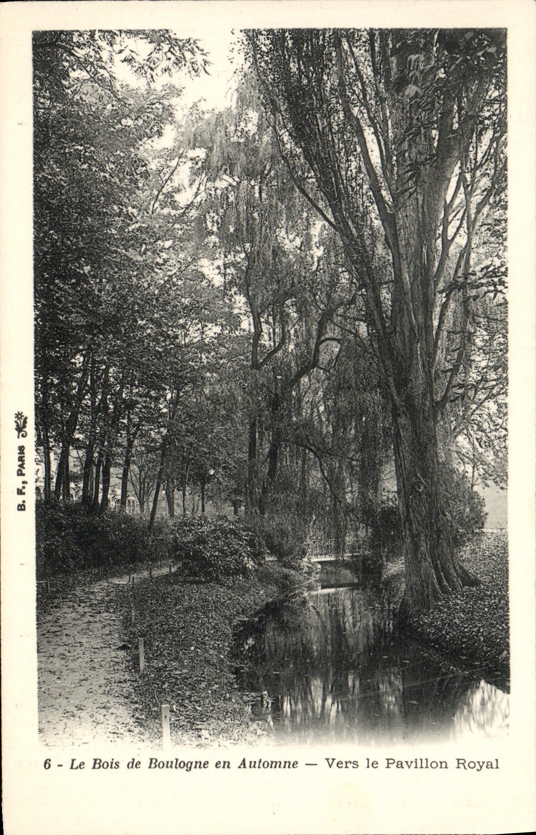 CPA Le Bois de Boulogne en Automne Vers le Pavillon Royal
