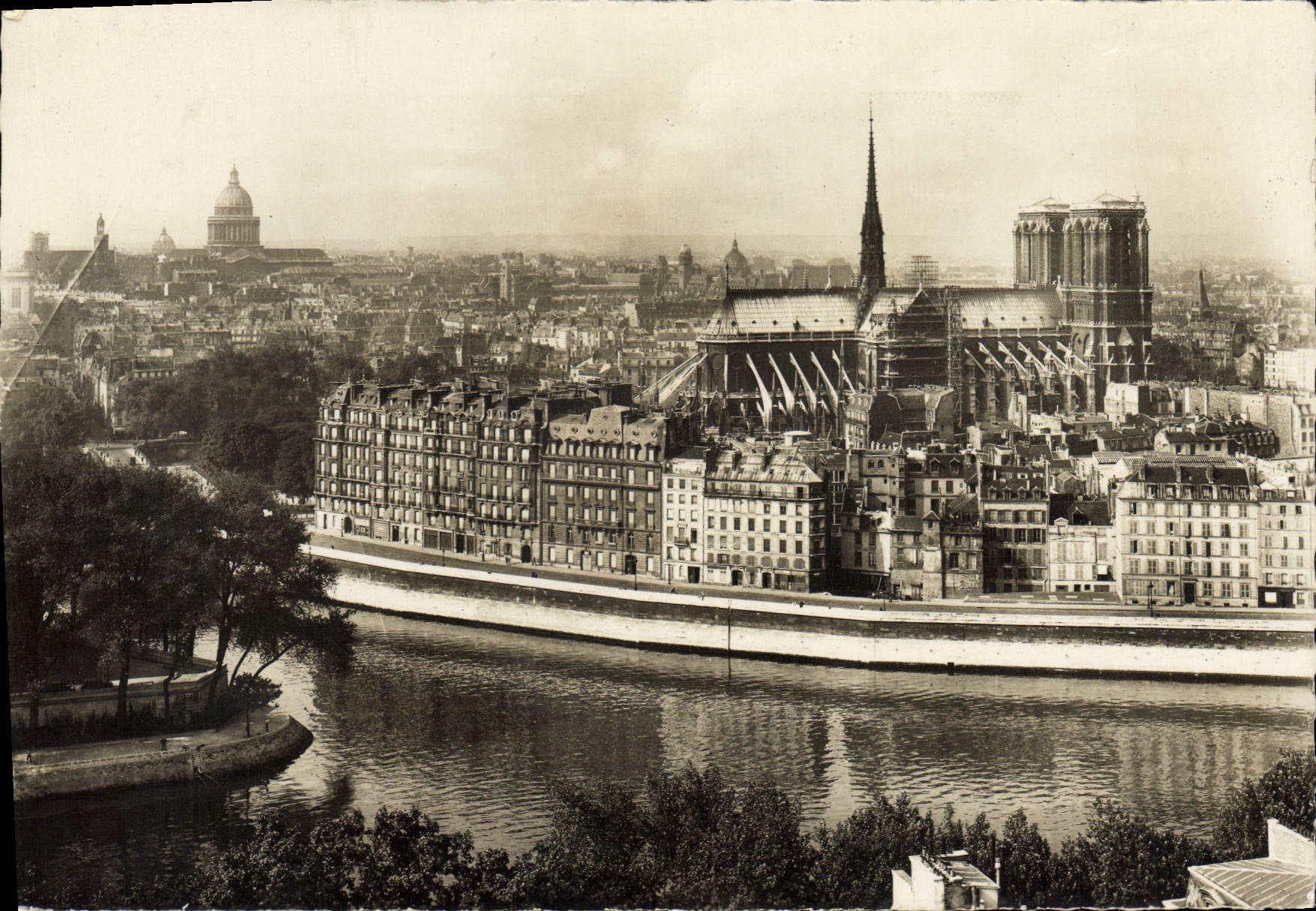Paris - Vue générale - La Seine, Notre-Dame et Panthéon