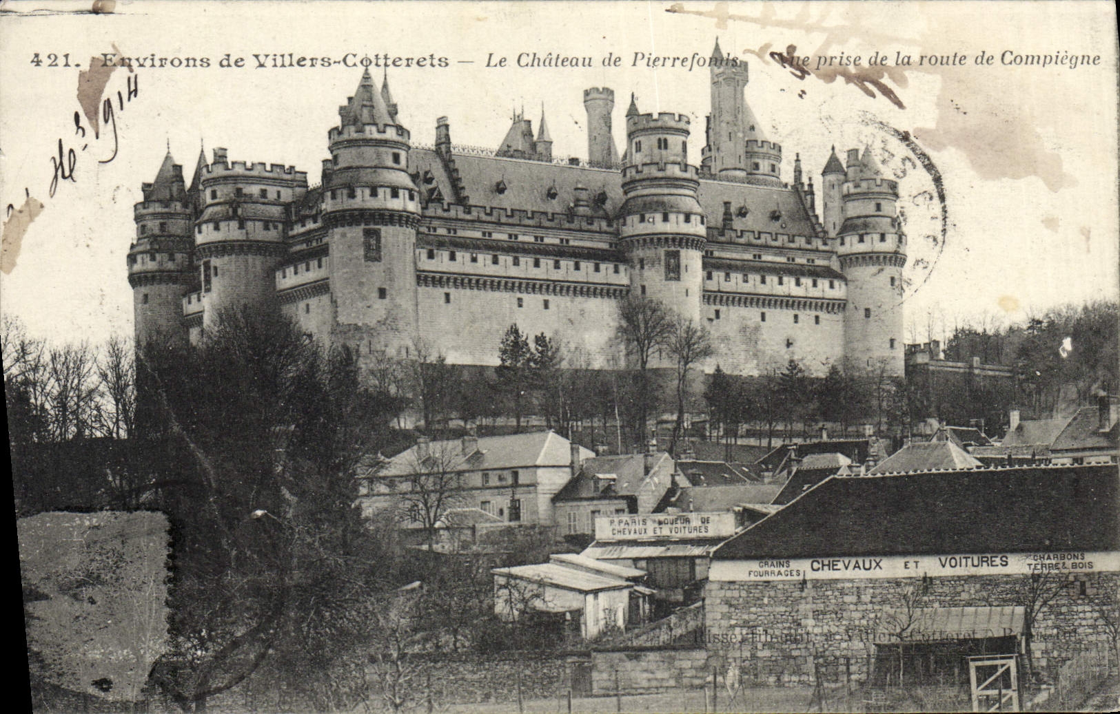 Environs de Villers-Cotterêts — Le Château de Pierrefonds — vue prise de la route de Compiègne