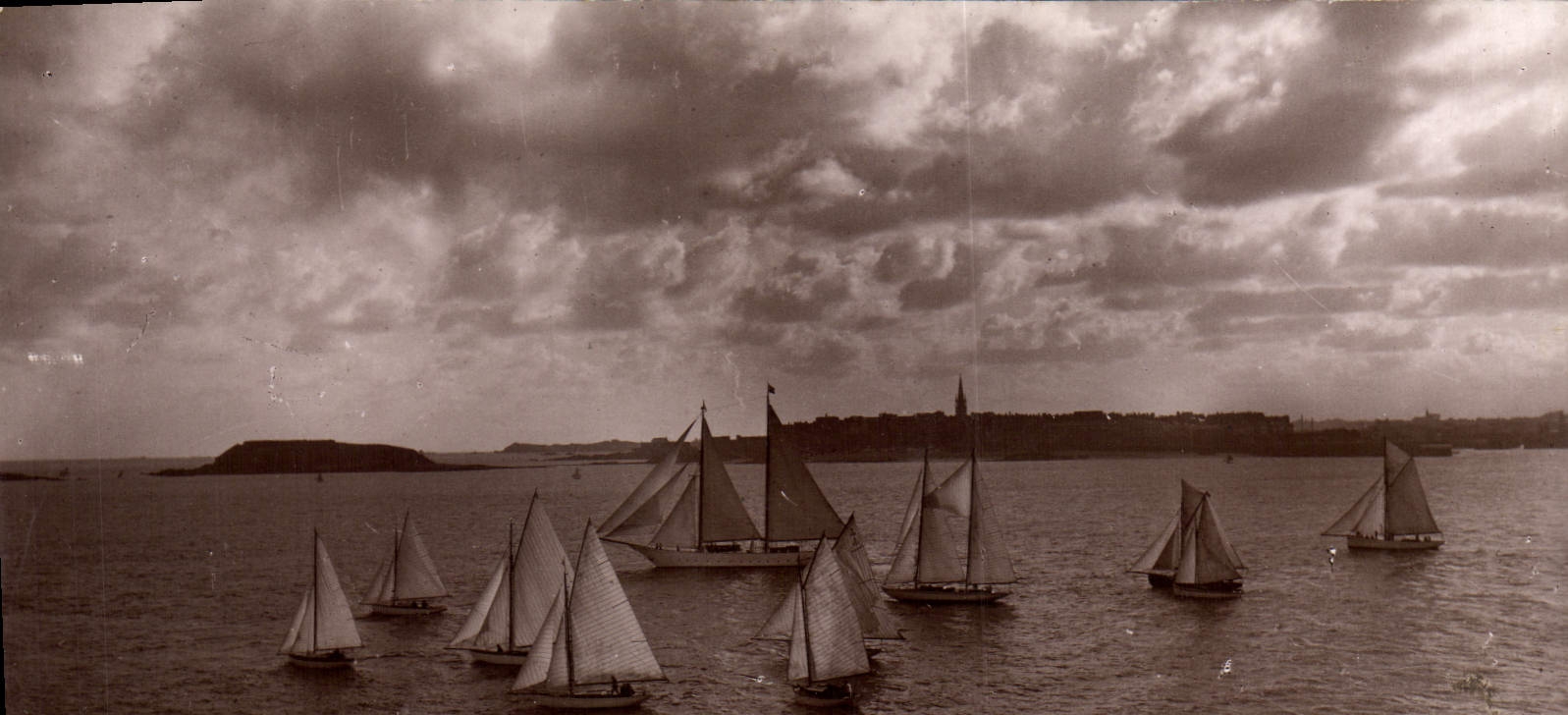 Régates du Club Nautique de la Rance — Dinard — Photo Lavard, Dinard