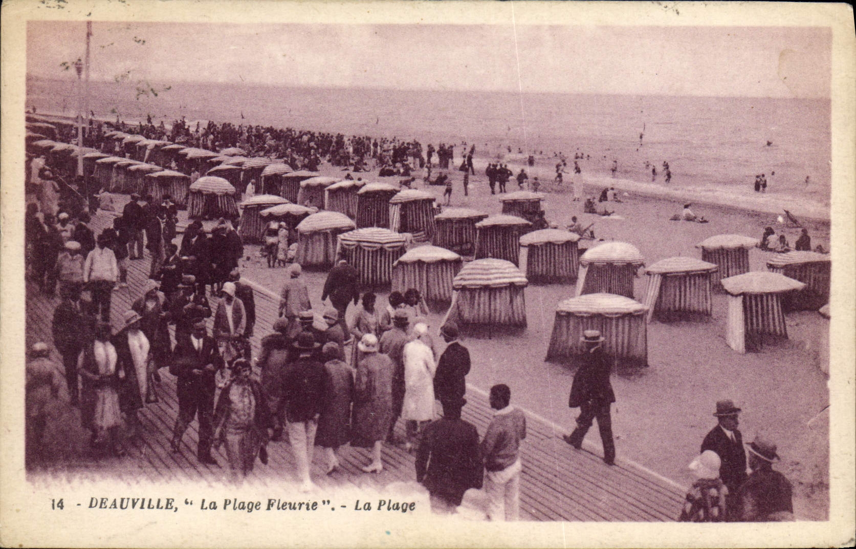 Deauville, "La Plage Fleurie" — vue de la plage avec cabines et promeneurs — éditeur A. Arnaud, n°14