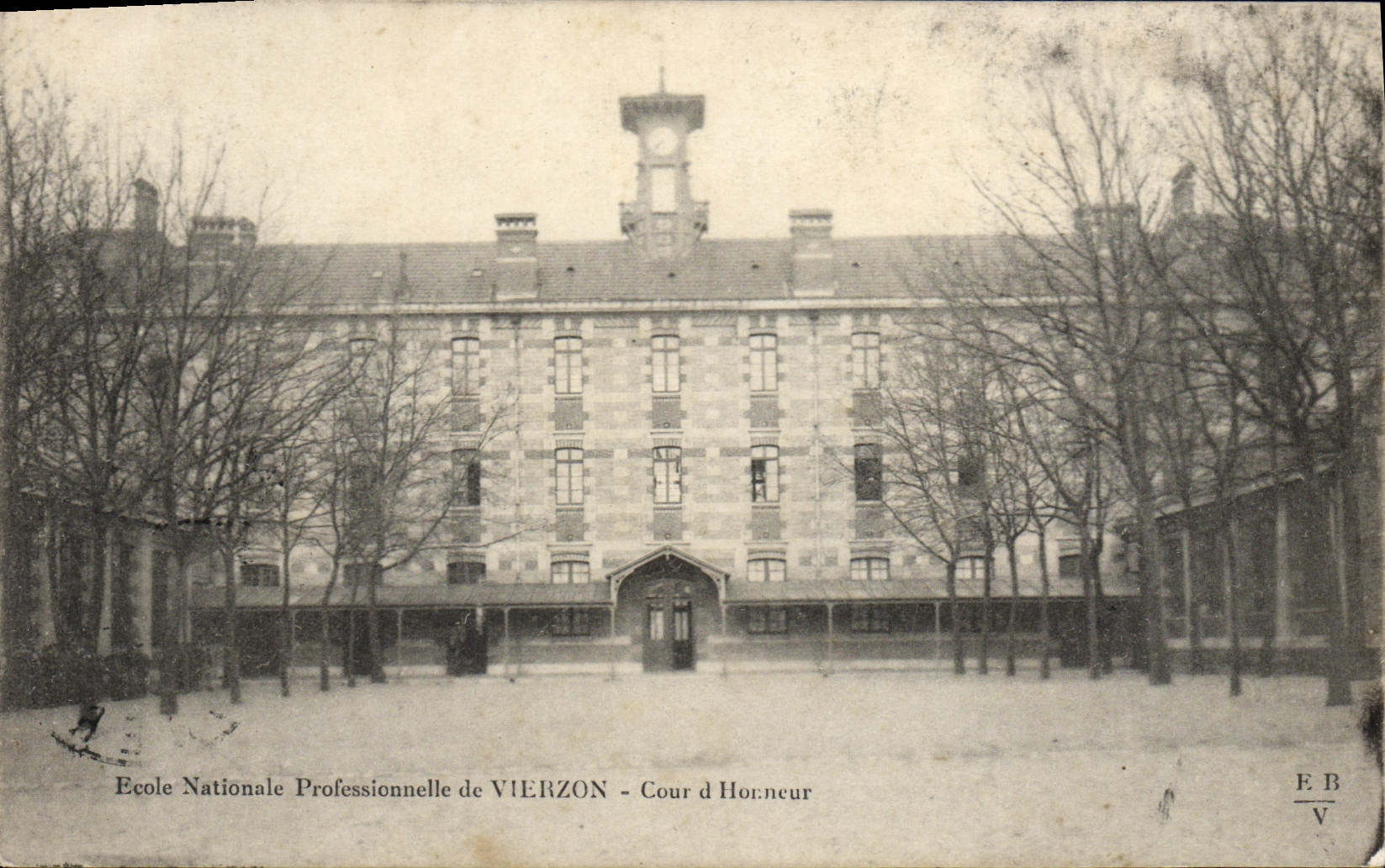 École Nationale Professionnelle de VIERZON — Cour d'Honneur — E.B. V