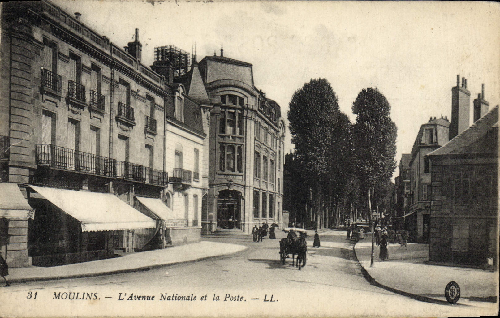 CPA Moulins L'Avenue Nationale et la Poste