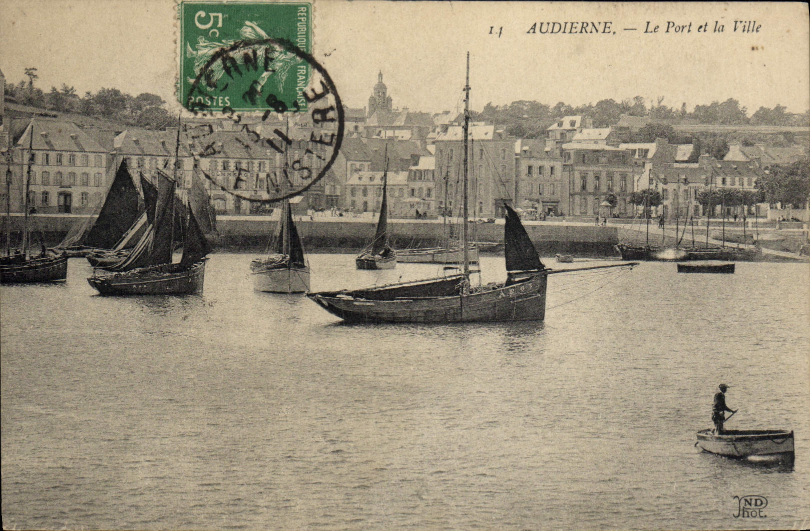 CPA Audierne Le Port et la Ville Bateaux