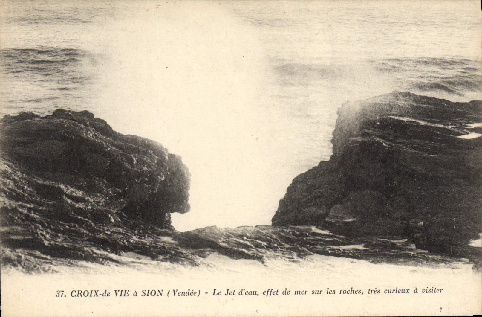 CPA Croix de Vie a Sion Le jet d'eau effet de mer sur les roches 