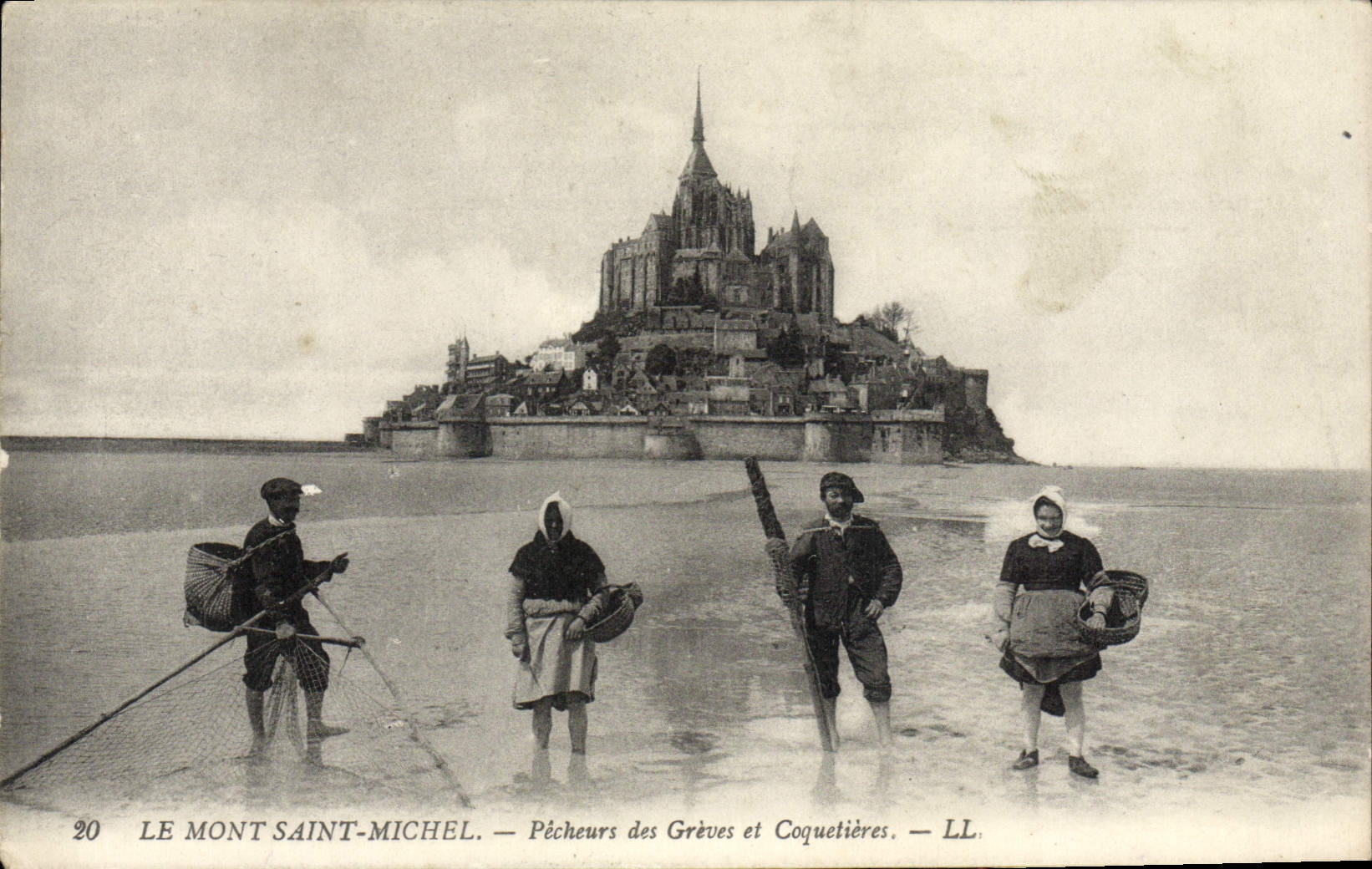 CPA Le Mont Saint Michel Pecheurs des Greves et Coquetiers Peche Folklore