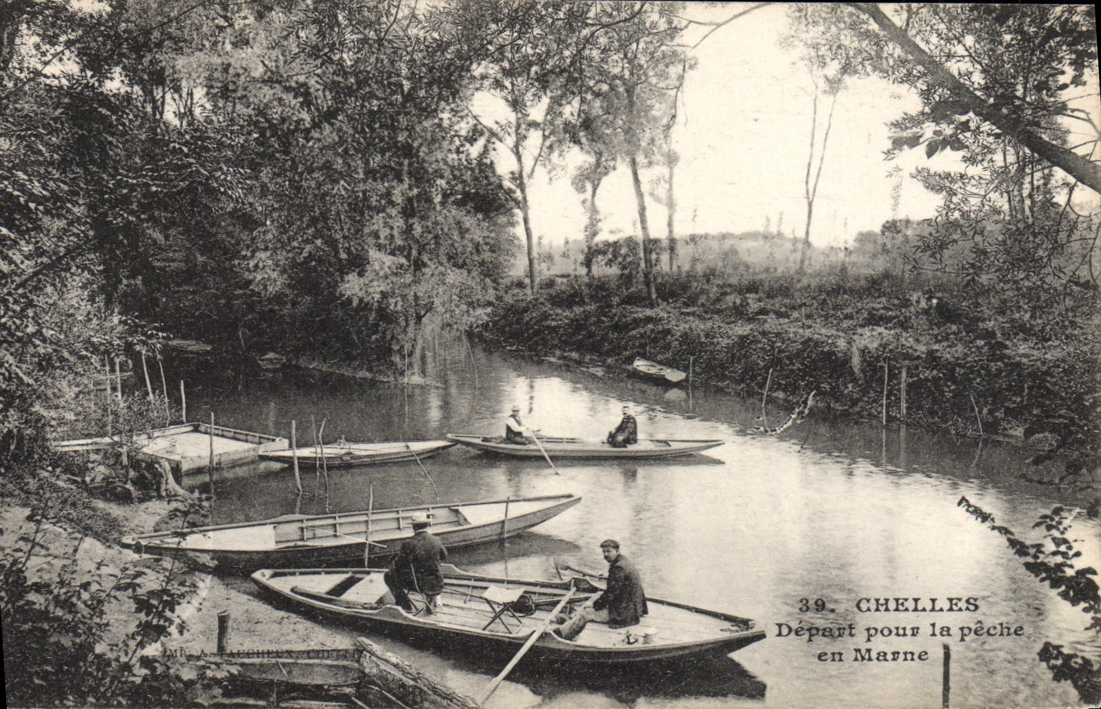 CPA Chelles Depart Pour la Peche en Marne Barques