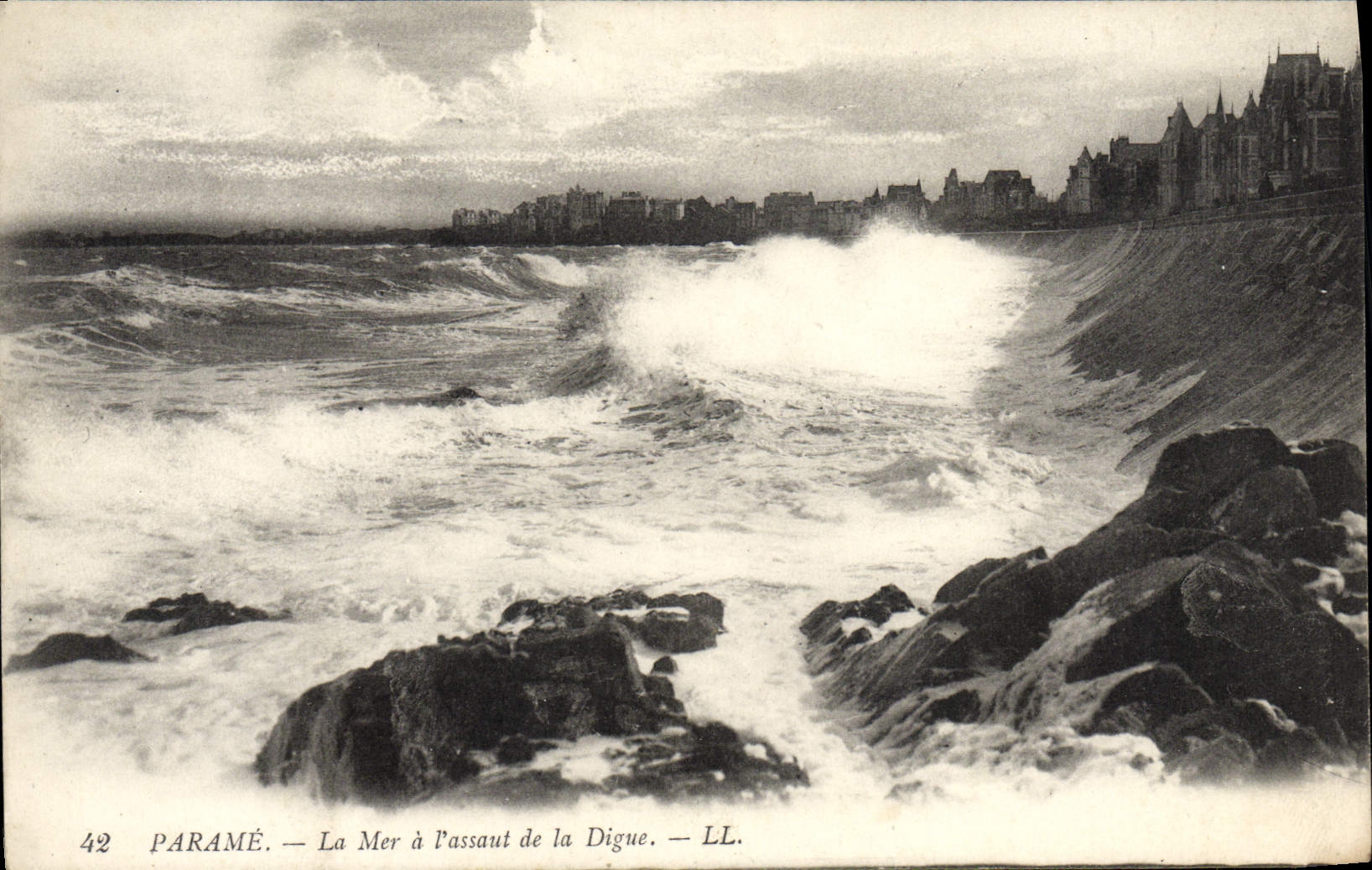 CPA Parame La Mer a L'assaut de la Digue