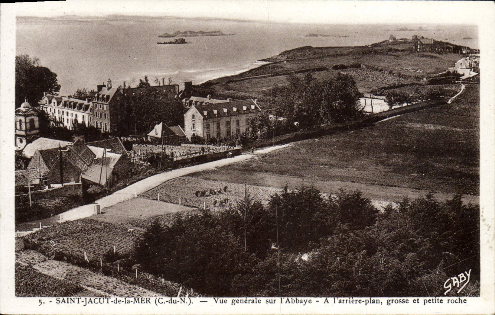SAINT-JACUT-de-la-MER (C.-du-N.) — Vue générale sur l'Abbaye — À l'arrière-plan, grosse et petite roche