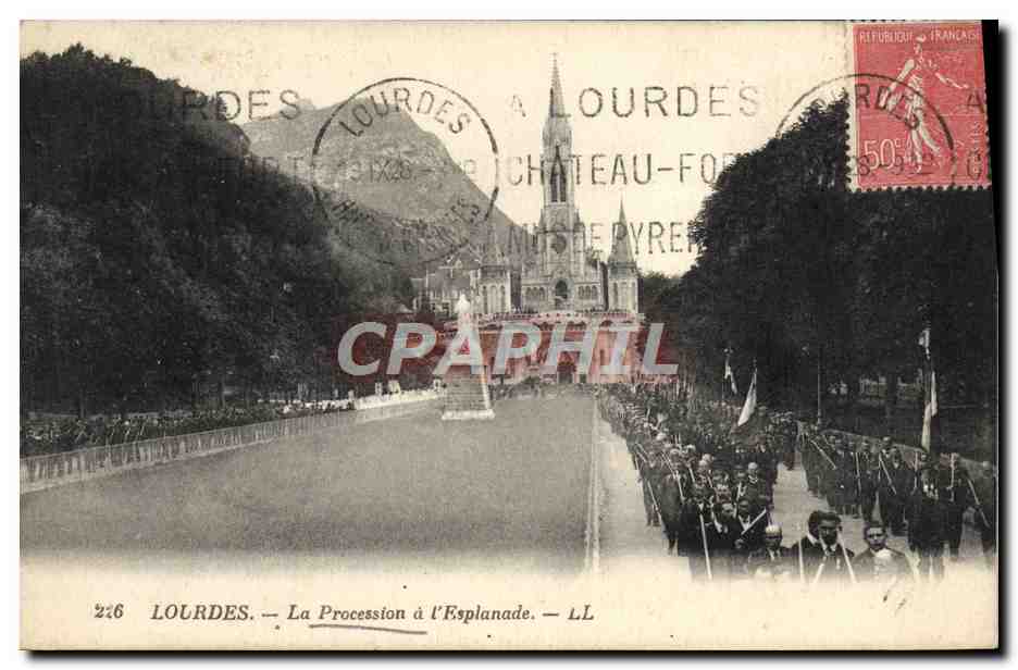 CPA Lourdes La Procession a L'Esplanade