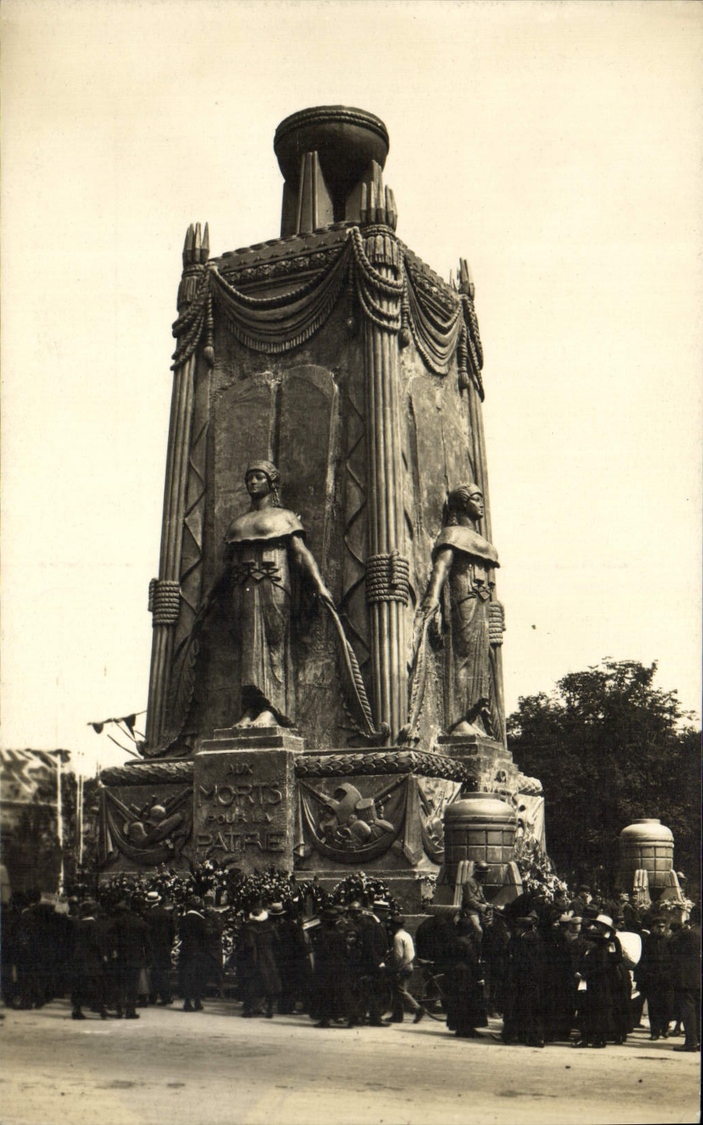 CPA Paris Les fetes de la Victoire 14 juillet 1919 Monument aux morts pour la patrie Militaria