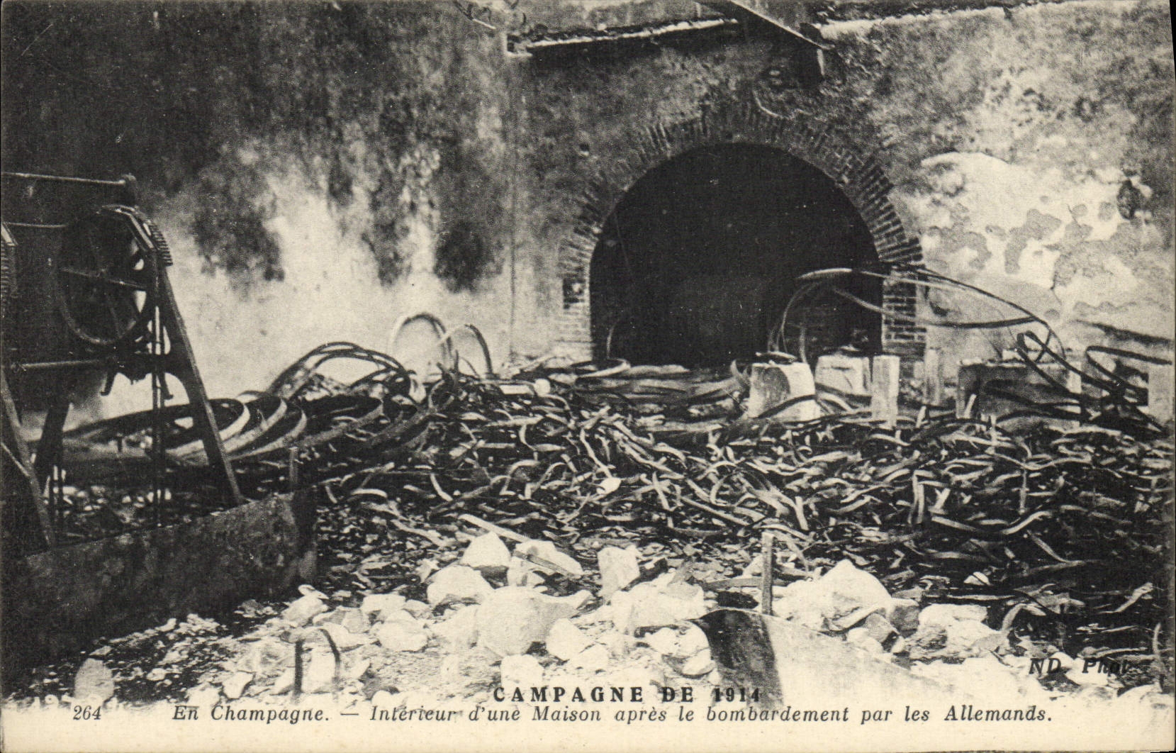 CPA Champagne Interieur d'Une Maison Apres le Bombardement Par les Allemands Militaria
