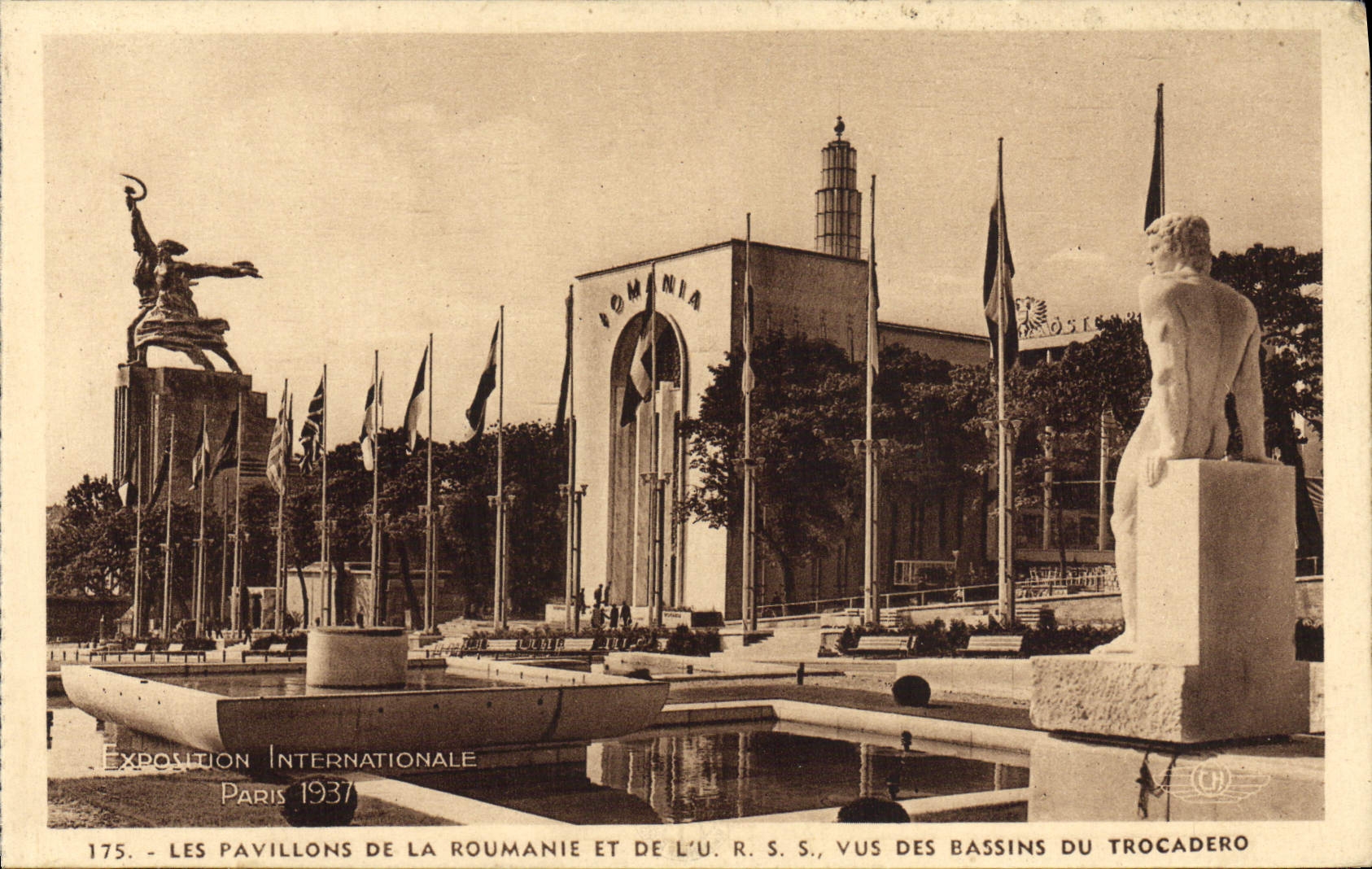CPA Exposition Internationale Paris 1937 Les pavillons de la Roumanie et de l'URSS vus des bassins du Trocadero