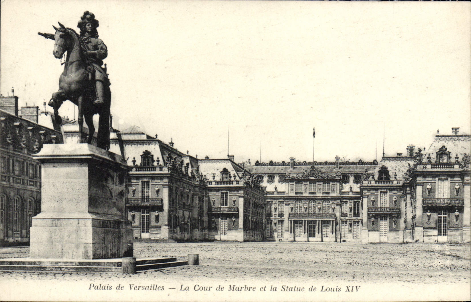 Palais de Versailles — La Cour de Marbre et la Statue de Louis XIV — A. Bourdier, imp.-édit., Versailles