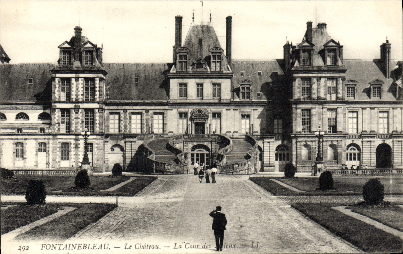 Fontainebleau — El Castillo — La Corte de los Viejos — LL. — n° 292