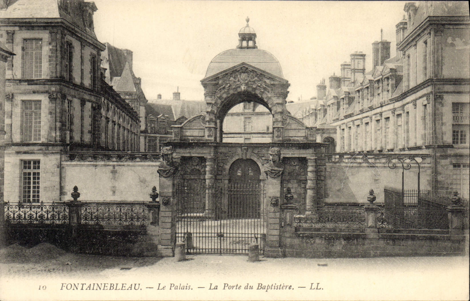 Fontainebleau — Le Palais — La Porte du Baptistère — LL.