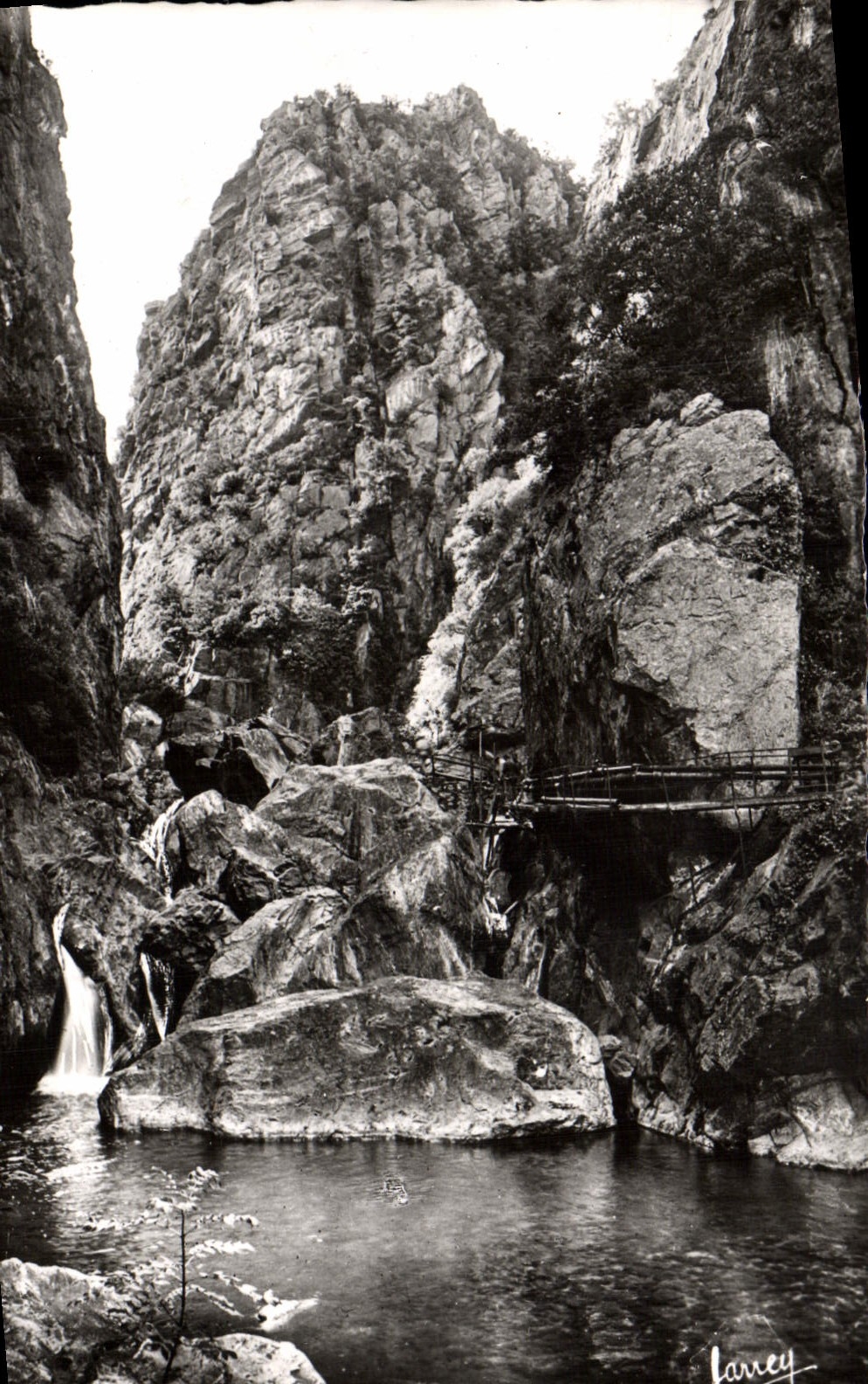 CPM Amelie Les bains Perle Des Pyrenees Gorges du Mondony Source renale