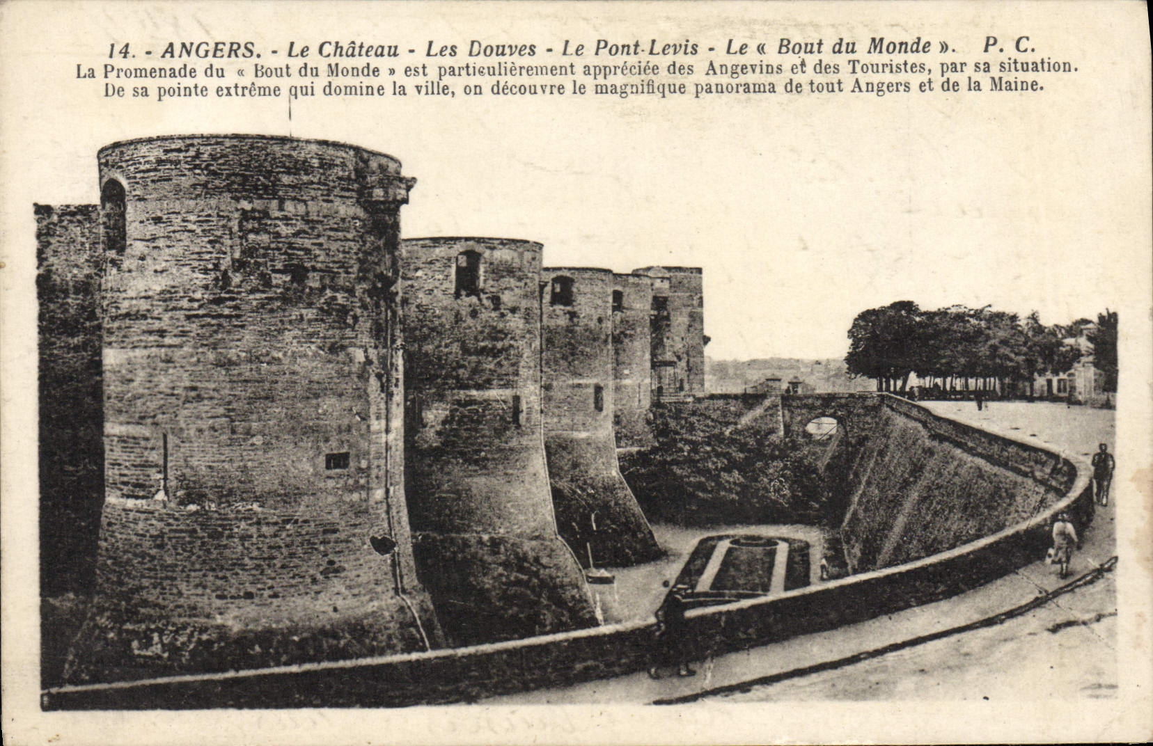 CPA Angers Le Chateau Les Douves Le Pont Levis Le Bout du monde